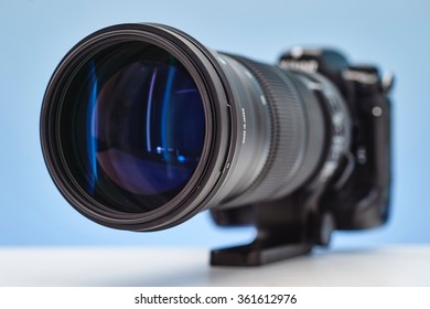 A Studio Photo Of A Modern Telephoto Zoom Lens