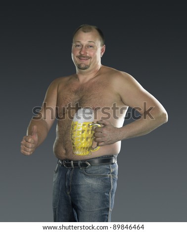 studio photography of a man with painted beer glass on his body in gradient back, signalling allright