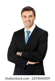 Imagen de estudio de un joven empresario sonriente con traje negro y corbata de corbata azul, con los brazos cruzados, aislado sobre fondo blanco. Hombre de negocios en la foto del estudio. 