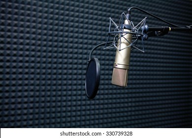 Studioaufnahme des Mikrofons in der Nähe der Wand mit Akustikfeuchtschaum