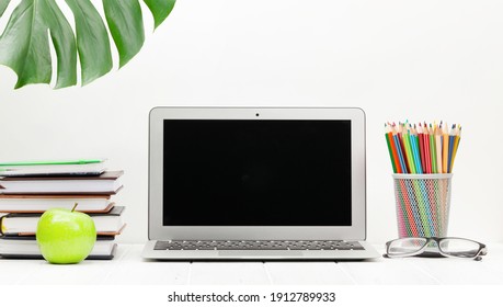 1,436,939 Table with laptop Images, Stock Photos & Vectors | Shutterstock