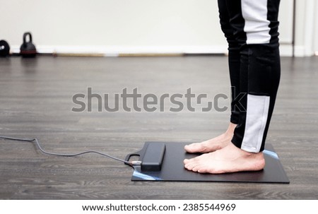 Study of the plantar footprint in dynamics through the use of a pressure platform. A man visits a podiatry clinic to get some insoles. Concept of the biomechanical study of the footprint.