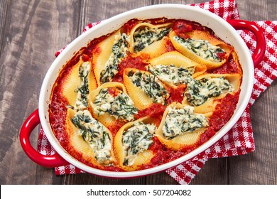 Stuffed pasta shells with spinach and ricotta