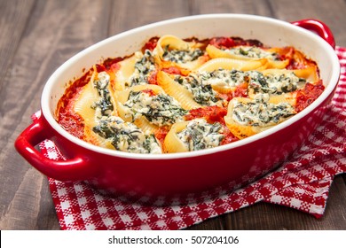Stuffed pasta shells with spinach and ricotta
