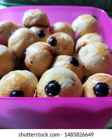 Stunning Cake Balls To Accompany A Cup Of Coffee