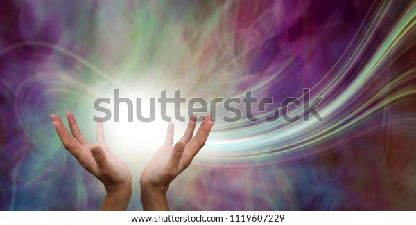 美しい癒しエネルギー現象 レーザー光線とピンクの緑の熱エネルギー場の背景に白いエネルギーのボールに手を伸ばす女性の手 の写真素材 今すぐ編集