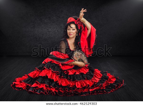 Stunning Mature Female Flamenco Dancer Sits Stockfoto Jetzt