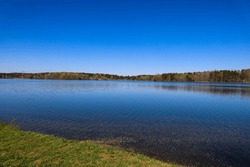 Un Impresionante Paisaje Invernal En El Lago Horton Con El Agua Rimbombante Del Lago Azul Rodeado De árboles Verdes Y Hierba Con Un Hermoso Cielo Azul Claro En Fayetteville Georgia EEUU