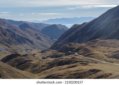 Stura di Demonte Valley, Aussicht oben vom Bergpass Colle Fauniera, Gebirgskette der Cottian Alpen, Region Piemont, Provinz Cuneo, Norditalien