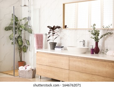 美しい枝とトイレのついた花瓶は 浴室の容器の近くで沈む インテリアデザイン写真素材 Shutterstock