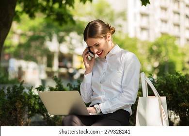 Stylish Business Woman In The City Street 