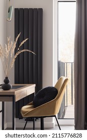 stilvolles und komfortables Büro mit einfachem Holzschreibtisch, gemütlicher gelber Stuhl mit schönem Kissen und großem Fenster hinter dem Vorhang