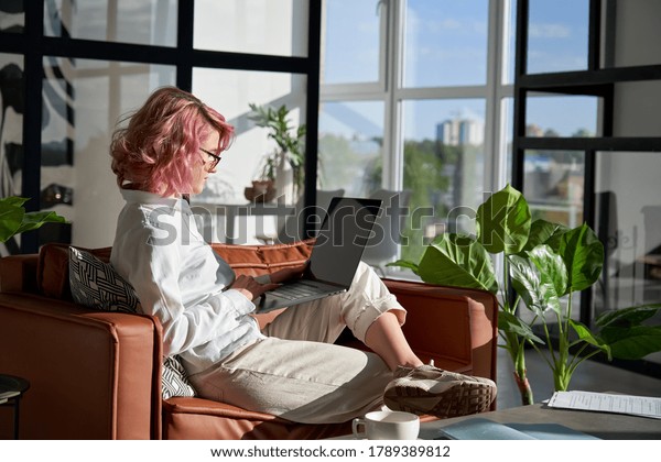 Une jeune femme branchée et créative,  photo de stock (modifiable