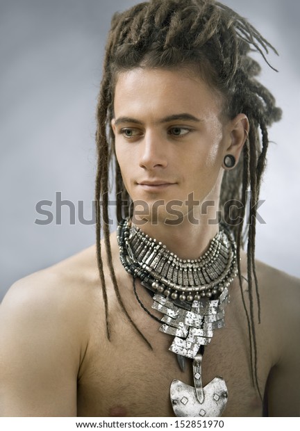 Stylish Handsome Guy Dreadlocks Jewelry Stockfoto Jetzt