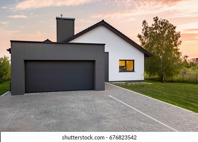Stilvolles Haus mit Garage und Kopfsteinpflasterstraße, im Freien