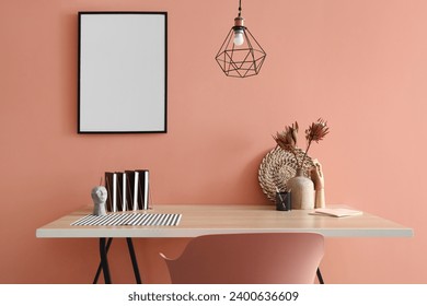 Stilvolles Interieur des Zimmers mit Arbeitsplatz und leeres Plakat an der farbigen Wand – Stockfoto