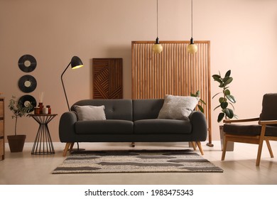 Stilvolles Wohnzimmerinnere mit bequemem Sofa und dunklem Sofa