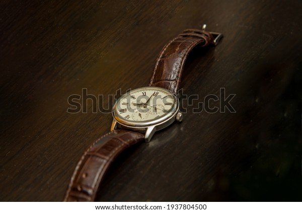 Stylish men\'s\
watch with a brown leather\
strap.