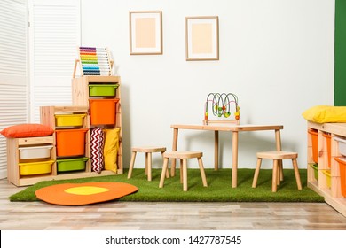 Stilvolles Spielzimmer mit Tisch und Stühlen