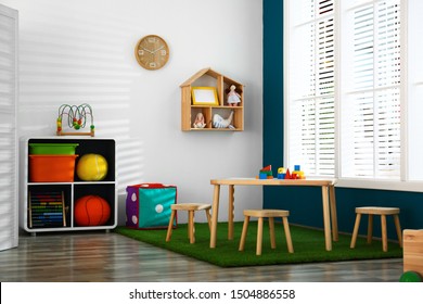 Stilvolles Spielzimmer mit Holztisch und Stühlen