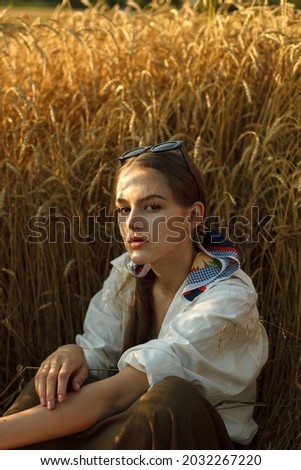 Junge Rothaarige Frau in der Natur im Herbst