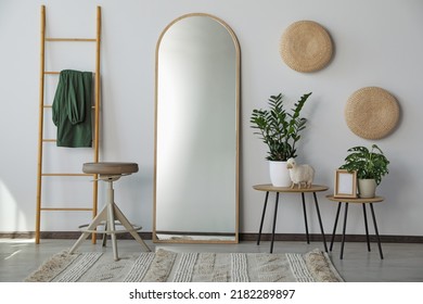 Elegante interior de habitación con espejo de pie
