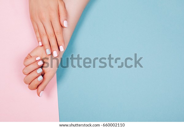 おしゃれなトレンディな女性マニキュア ピンクと青の背景に美しい若い女性の手 の写真素材 今すぐ編集