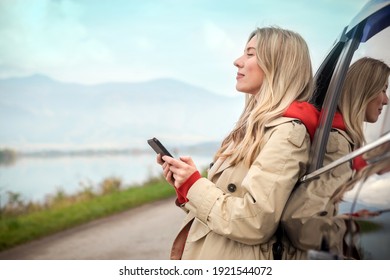 Stilvolle Frauen telefonieren und telefonieren in Smartphone, Mädchen mit Handy steht in der Nähe des Autos an sonnigen Tag.