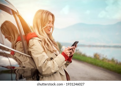 Stilvolle Frauen telefonieren und telefonieren in Smartphone, Mädchen mit Handy steht in der Nähe des Autos an sonnigen Tag.