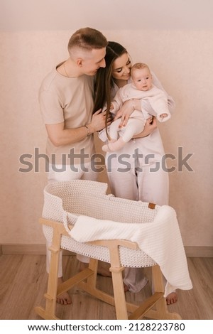 Similar – glückliche Mutter und Baby, die zu Hause im Schlafzimmer spielen.