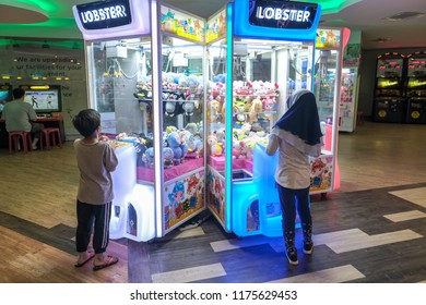 Subang, Malaysia - 20/8/2018 : Unidentified People Having Great Time Playing Games At The Family Games And Amusement Arcade At Subang Parade