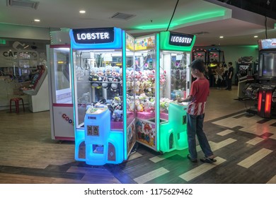 Subang, Malaysia - 20/8/2018 : Unidentified People Having Great Time Playing Games At The Family Games And Amusement Arcade At Subang Parade