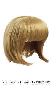 Sujet d'une perruque blonde à l'aspect naturel et blonde avec des bangs. La perruque brune brune est isolée sur le fond blanc. 