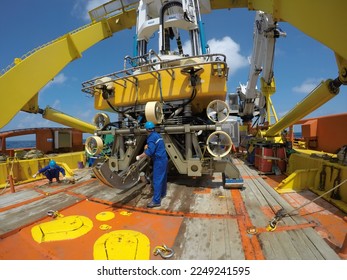 Submarine cable inspection machine, Remote On Vehicle (ROV) cleanup after recover from seabed 