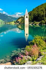 Glockenturm von Curon bei Graun im Vinschgau am Reschen-See in Südtirol, Italien