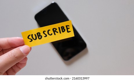 subscribe written on sticky yellow. cool subscription.