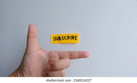 subscribe written on sticky yellow. cool subscription.