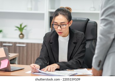 Success Business Woman Admire Good Employee. Worker Offer Manager Customer Offer For Company To Negotiation. Successful Office Boss Thumbs Up To Respectful Worker To Have Client Contract For Meeting.