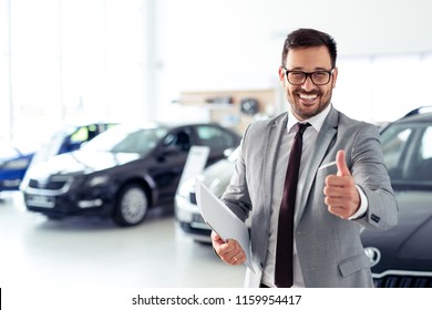 Erfolgreicher Geschäftsmann im Autohandel - Verkauf von Fahrzeugen an Kunden