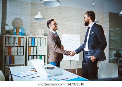 Erfolgreiche Geschäftsleute - Handschütteln nach Verhandlungen