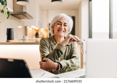 5,036 Woman her desk office smiling camera Images, Stock Photos ...