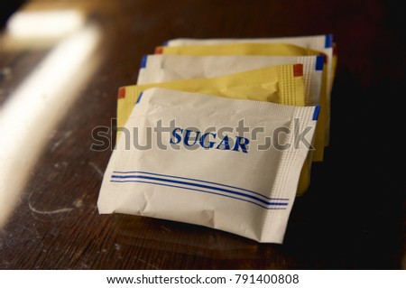Sugar and brownsugar packets on the table           