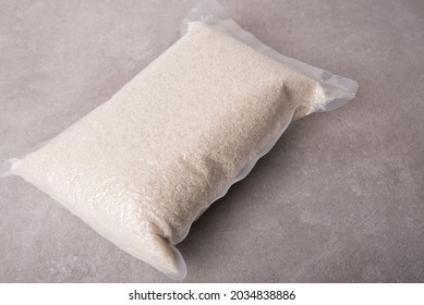 Sugar-free organic rice weighing 2 kg, packed in clear vacuum plastic
