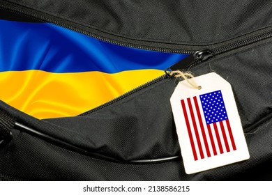 Koffer und Flaggen der Ukraine und der USA