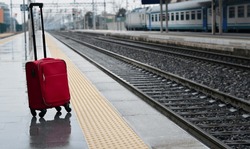 Ein Koffer An Der Station Die Melancholische Rückkehr Nach Hause An Einem Regnerischen Tag