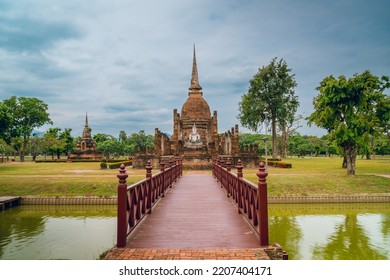 Sukhothai Historical Park the ruins of Sukhothai, literally 'dawn of happiness', capital of the Sukhothai Kingdom in the 13th and 14th centuries in north central Thailand. - Shutterstock ID 2207404171