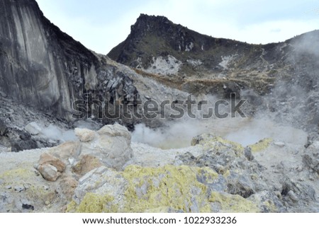 Sulfur traces and sulfur fumes 