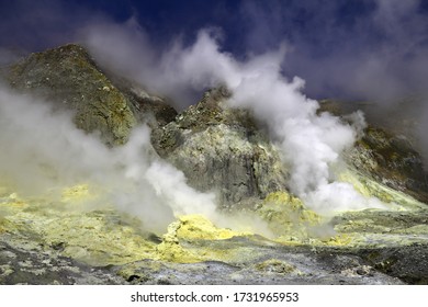 Sulfurus steam on white island