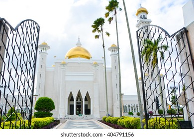 749 Sultan omar ali saifuddien mosque Images, Stock Photos & Vectors ...