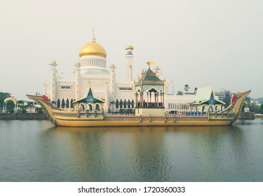 Sultan Omar Ali Saifuddin Mosque, Golden Dome, Brunei City, Brunei 